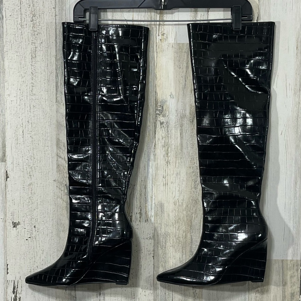 Miss Lola Knee-High Black Boots Faux Animal Skin Texture Zip Up Size 5.5